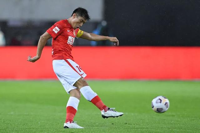 曼联又挖到宝！22岁天才新星踢爆曼城 合同只剩半年